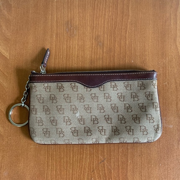 Dooney  & Bourke Brown Khaki Signature Canvas Wallet Zip Up Brown Key Chain - Picture 1 of 6